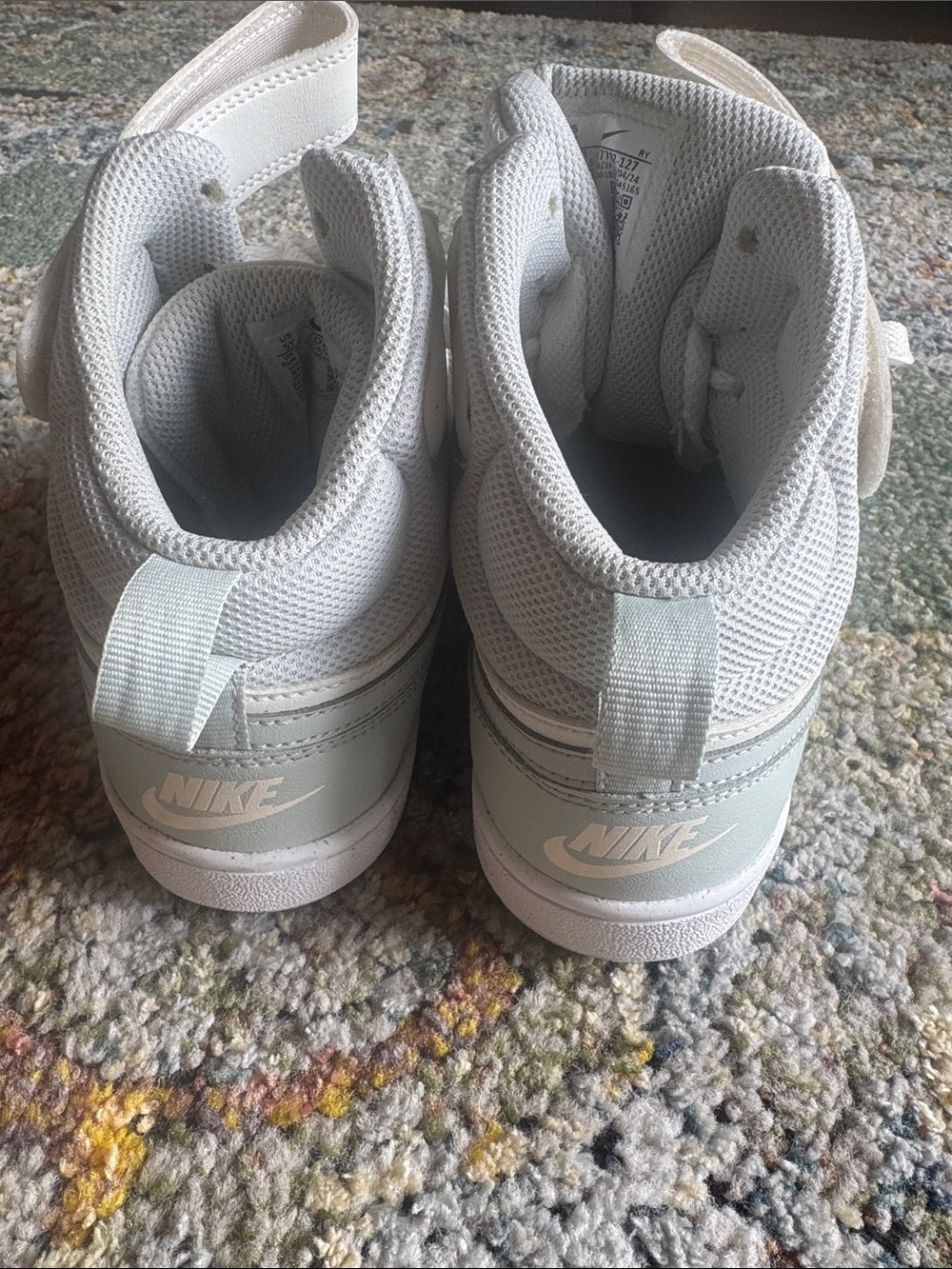 NIKE COURT BOROUGH MID 2 BOYS SNEAKERS IN SZ 5Y…GREAT PREOWNED CONDITION! - Picture 4 of 5
